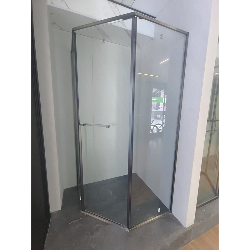 How do diamond-shaped shower rooms achieve a balance between space efficiency and ease of access in small apartments?